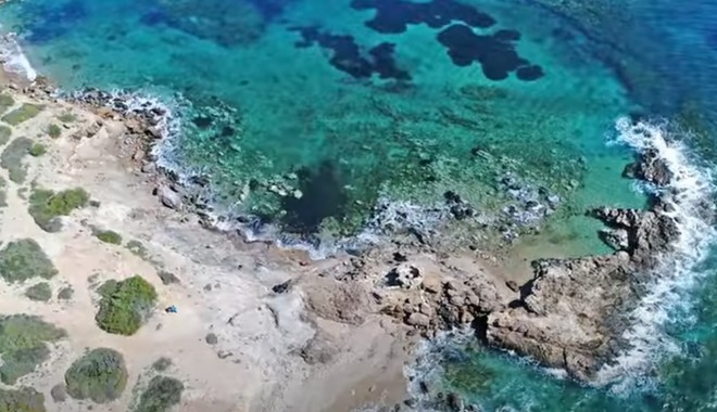 Κρυφές παραλίες της Αττικής: Οι τρεις “φυλασσόμενες” πριβέ παραλίες, που χωρούν μόνο λίγες παρέες