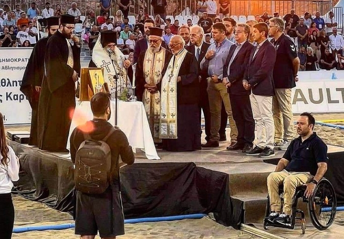 Αλγεινή εικόνα: Επίσημοι και ιερείς σε εξέδρα, ο πρόεδρος της Παραολυμπιακής Επιτροπής μόνος