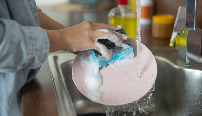 Γιατί δεν πρέπει ποτέ να πλένεις τα πιάτα με σφουγγάρι – Ποιος είναι ο σωστός τρόπος