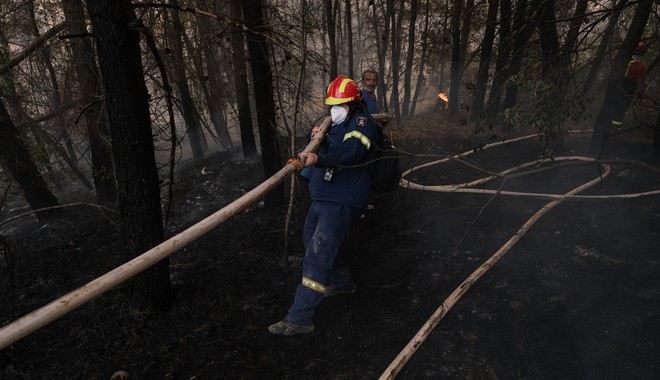 Φωτιά στο Σχιστό: Αναζωπυρώθηκαν οι φλόγες λόγω ανέμων