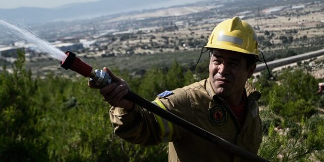 Σχεδόν υπό έλεγχο η φωτιά στο εργοστάσιο πλαστικών στον Ασπρόπυργο