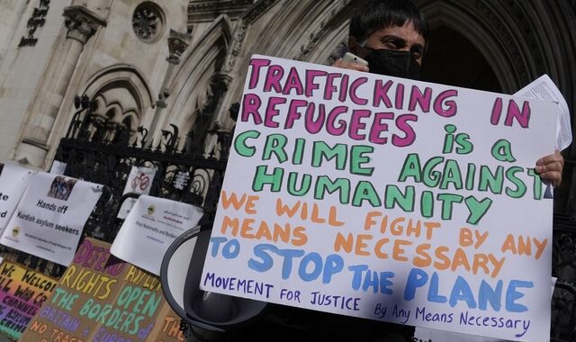 Βρετανία: Ακυρώθηκε η πτήση με τους πρόσφυγες που θα απελαύνονταν στη Ρουάντα