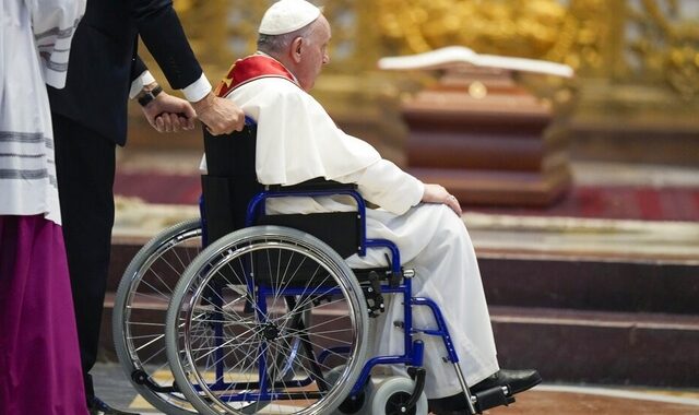 Ο πάπας λέει ότι η ηλικία και τα προβλήματα υγείας του οδηγούν σε μια νέα φάση στη θητεία του