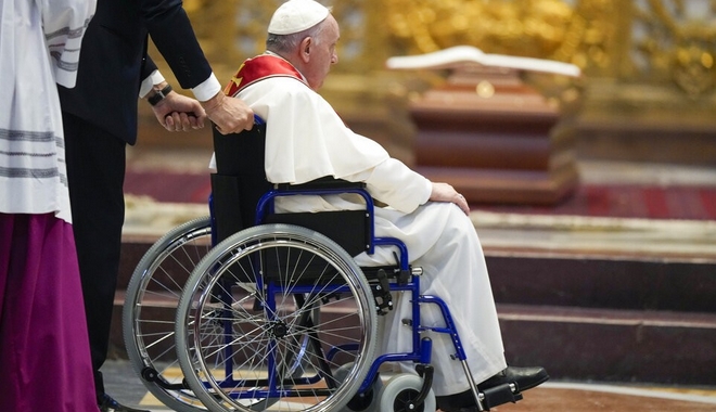 Ο πάπας λέει ότι η ηλικία και τα προβλήματα υγείας του οδηγούν σε μια νέα φάση στη θητεία του