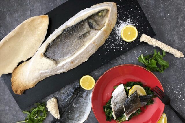 Ψάρι σε Κρούστα Αλατιού με Χόρτα