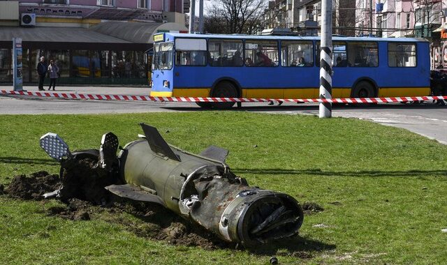 Διεθνής Αμνηστία: “Έγκλημα πολέμου ο βομβαρδισμός θεάτρου στη Μαριούπολη” – Νέο σφυροκόπημα στην Ουκρανία