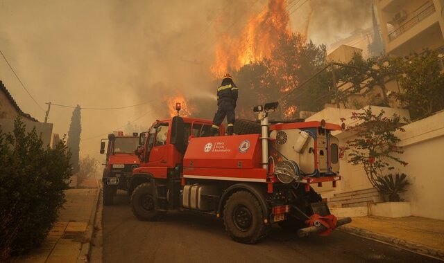 Φωτιά στη Βούλα: Στο νοσοκομείο τρεις πυροσβέστες