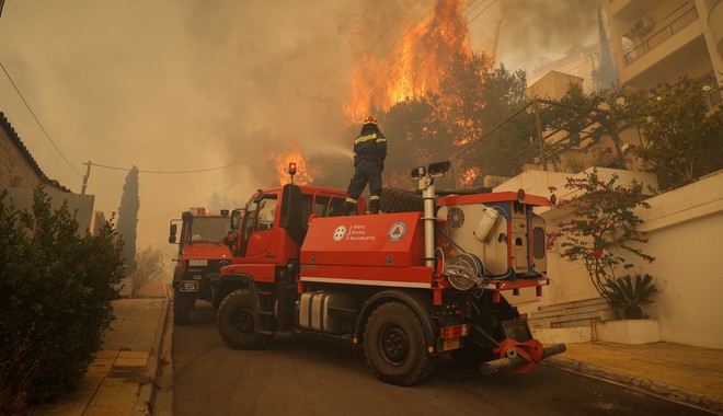 Φωτιά στη Βούλα: Στο νοσοκομείο τρεις πυροσβέστες