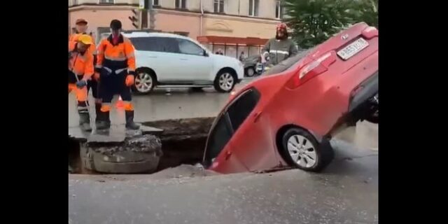 Ρωσία: Δρόμος “κατάπιε” αυτοκίνητο
