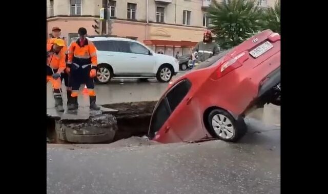 Ρωσία: Δρόμος “κατάπιε” αυτοκίνητο