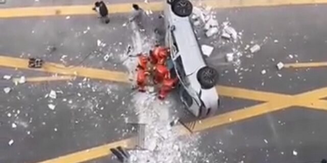 Σαγκάη: Ηλεκτρικό αυτοκίνητο έπεσε από τον τρίτο όροφο – Δύο νεκροί