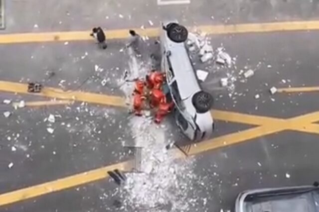 Σαγκάη: Ηλεκτρικό αυτοκίνητο έπεσε από τον τρίτο όροφο – Δύο νεκροί