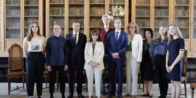 Σακελλαροπούλου: Η ανάρτησή της για τους Λιθουανούς φοιτητές που απήγγειλαν Καβάφη