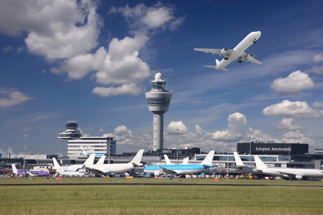 Ολλανδία: Περιορισμός επιβατών και ακυρώσεις πτήσεων στο αεροδρόμιο Σίπχολ