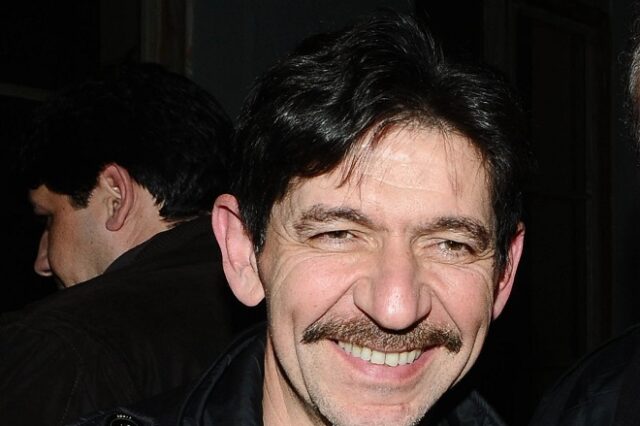 Γεράσιμος Σκιαδαρέσης: Τρολάρει… την Μόνικα Μπελούτσι – “Κάνε πιο ‘κει να φαίνομαι”