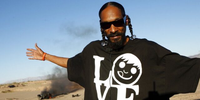 Ο Snoop Dogg δίνει το παράδειγμα: Αύξηση εν μέσω πληθωρισμού στον υπάλληλο που του στρίβει τα τσιγάρα