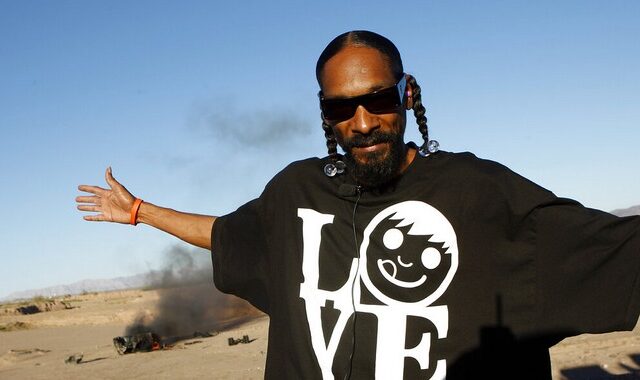 Ο Snoop Dogg δίνει το παράδειγμα: Αύξηση εν μέσω πληθωρισμού στον υπάλληλο που του στρίβει τα τσιγάρα
