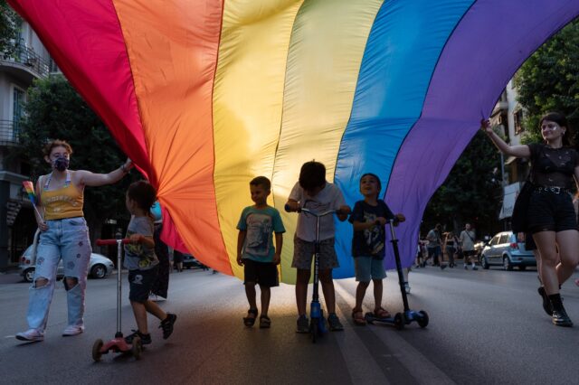 Η μεγάλη αλλαγή που φέρνουν οι νέοι στην τεκνοθεσία στη ΛΟΑΤΚΙ κοινότητα