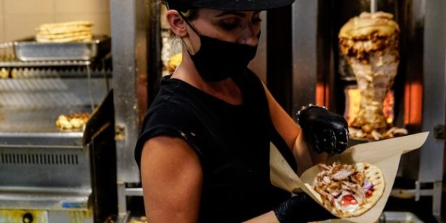 Η ακρίβεια στο σουβλάκι έφτασε στο Reuters: “Στα 3,30 ευρώ το τεμάχιο”