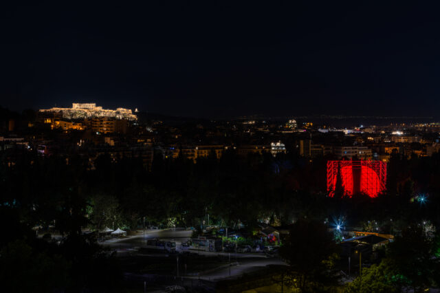 Πώς φτιάχνεις δύο πλανήτες στο Πεδίον του Άρεως; Οι καλλιτέχνες των επιβλητικών έργων μας εξηγούν
