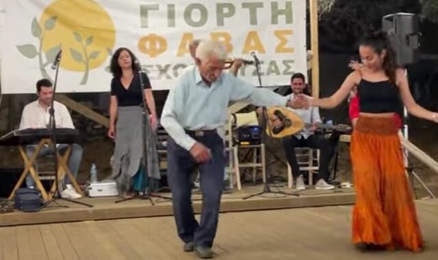 Σχοινούσα: Συγκινεί ο χορός 89χρονου με την εγγονή του σε νησιώτικο γλέντι