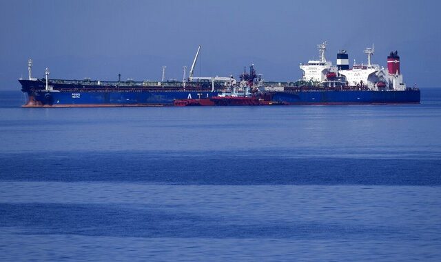 Reuters: Απελευθερώνεται με το φορτίο του το ιρανικό δεξαμενόπλοιο που είχε δεσμευτεί στην Εύβοια