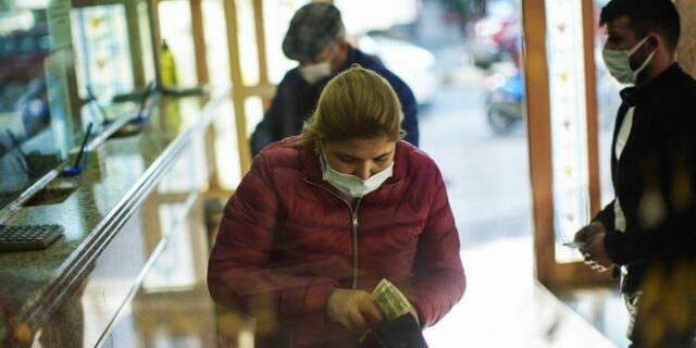 Τουρκία: Κίνδυνος για νέα capital controls μετά τη “βουτιά” της λίρας