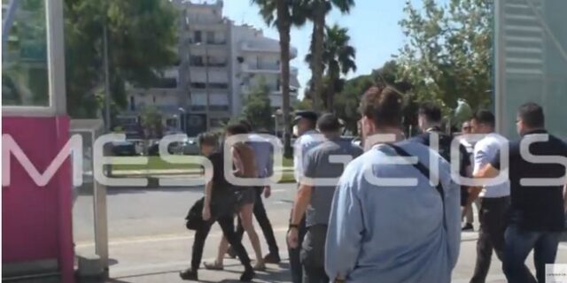 Ένταση πριν την επίσκεψη Μητσοτάκη στο Μέγαρο χορού Καλαμάτας – Πέταξαν τρικάκια
