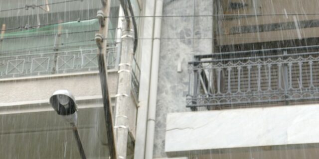 Λάρισα: Ζέστη το μεσημέρι, χαλάζι το απόγευμα