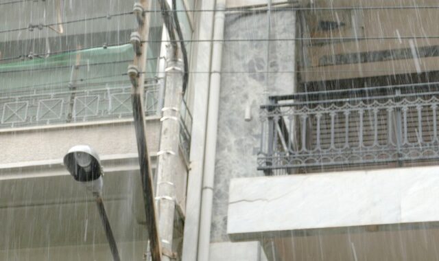 Λάρισα: Ζέστη το μεσημέρι, χαλάζι το απόγευμα