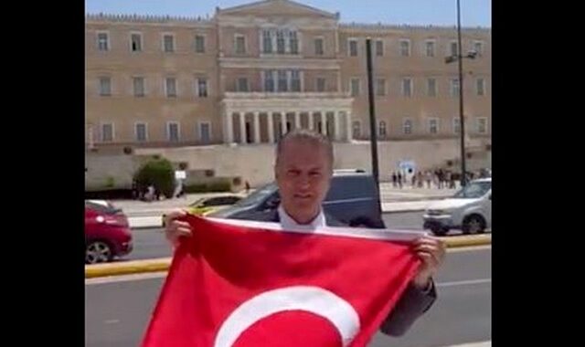 Ο πρόεδρος του TDP πόζαρε με την τουρκική σημαία μπροστά από τη Βουλή – “Μητσοτάκη, πάρε το χέρι σου από τα όπλα”
