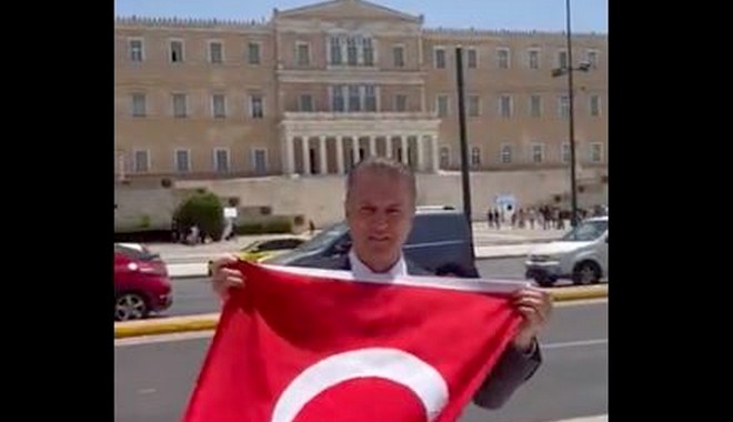 Ο πρόεδρος του TDP πόζαρε με την τουρκική σημαία μπροστά από τη Βουλή – “Μητσοτάκη, πάρε το χέρι σου από τα όπλα”