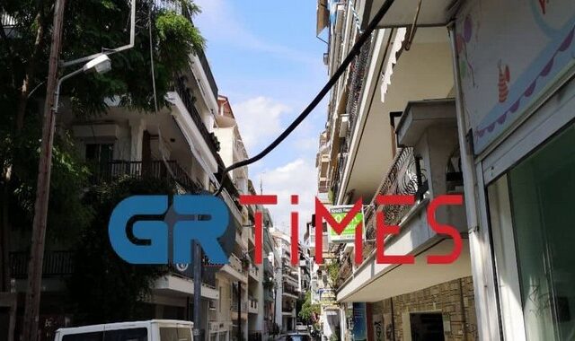 Θεσσαλονίκη: Πτώση 21χρονου από 3ο όροφο πολυκατοικίας – Έπεσε πρώτα στα καλώδια της ΔΕΗ