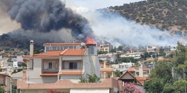 Οριοθετήθηκε η φωτιά στην Αρτέμιδα – Απειλήθηκαν σπίτια