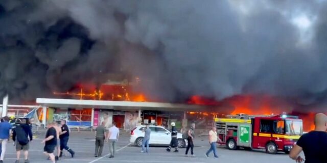 Ουκρανία: Η Ρωσία χτύπησε εμπορικό κέντρο στο Κρεμεντσούκ – Φόβοι για πολλά θύματα