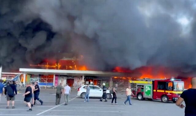 Ουκρανία: Η Ρωσία χτύπησε εμπορικό κέντρο στο Κρεμεντσούκ – Φόβοι για πολλά θύματα