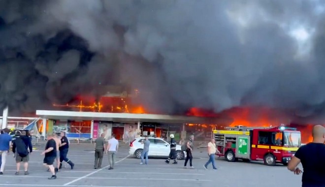 Ουκρανία: Η Ρωσία χτύπησε εμπορικό κέντρο στο Κρεμεντσούκ – Φόβοι για πολλά θύματα