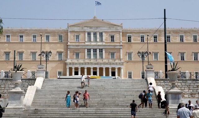 Τι σημαίνει η απόφαση για έξοδο από τη μεταμνημονιακή εποπτεία – Οι προκλήσεις και τα επόμενα δύσκολα βήματα