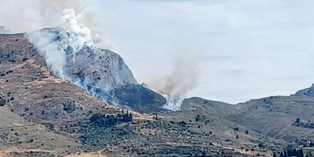 Φωτιά στην Αρχαία Κόρινθο κοντά στο κάστρο της Ακροκορίνθου
