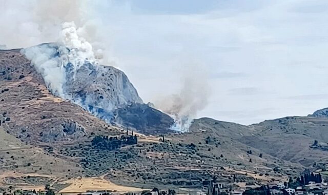 Φωτιά στην Αρχαία Κόρινθο κοντά στο κάστρο της Ακροκορίνθου