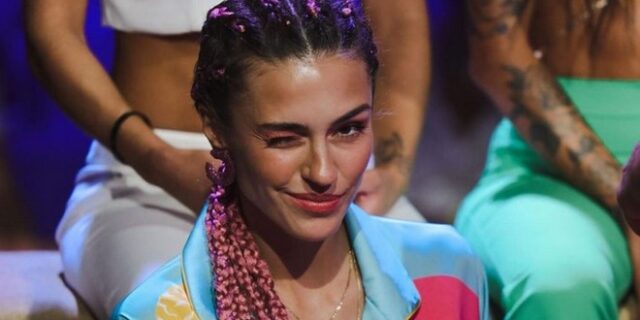Κάτια Ταραμπάνκο: Η καλοκαιρινή “WCselfie” με το νέο της μαύρο μαγιό