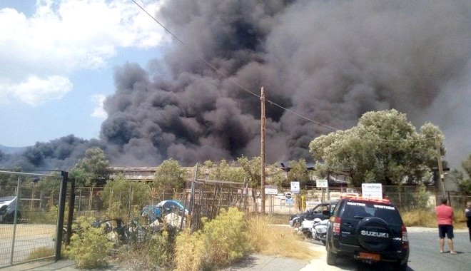 Αχαρνές: Υπό μερικό έλεγχο η φωτιά σε εργοστάσιο