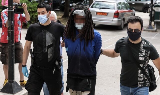 Στα εγκληματολογικά της ΕΛ.ΑΣ. τα τηλέφωνα του συλληφθέντα για εμπρησμό Βρετανού