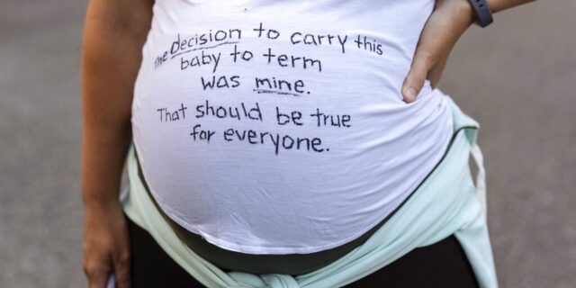 Απαγόρευση των αμβλώσεων στις ΗΠΑ: Γιατροί και πολίτες δεσμεύονται για την δημιουργία “καταφυγίων”