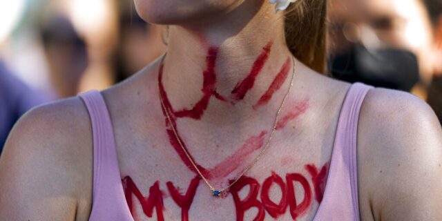 Απαγόρευση των αμβλώσεων στις ΗΠΑ – Οι διαδηλώσεις μέσα από συγκλονιστικά καρέ