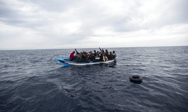 Μεγάλη Βρετανία: Αντιδράσεις για την ηλεκτρονική σήμανση για πρόσφυγες που εισέρχονται στη χώρα με βάρκες