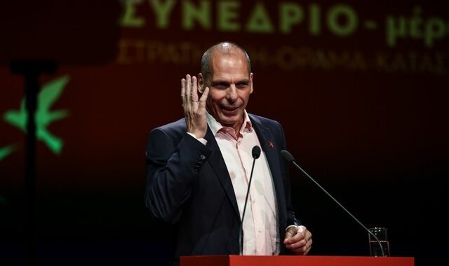 Βαρουφάκης για “μαύρη προπαγάνδα” του 2015: “Θα ήταν ανάρμοστο να κάτσω στην ουρά των ΑΤΜ”