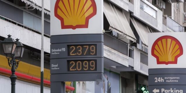 Δυο Ισπανοί τουρίστες έβλεπαν τις τιμές της βενζίνης