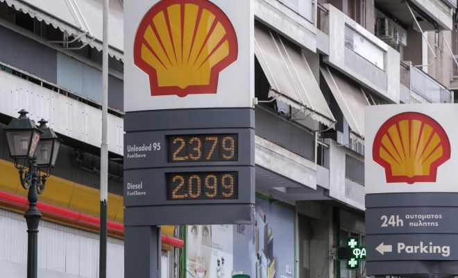 Δυο Ισπανοί τουρίστες έβλεπαν τις τιμές της βενζίνης