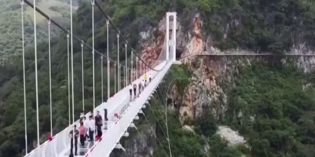 Στο βιβλίο Γκίνες η κρεμαστή γυάλινη γέφυρα του Βιετνάμ που κόβει την ανάσα